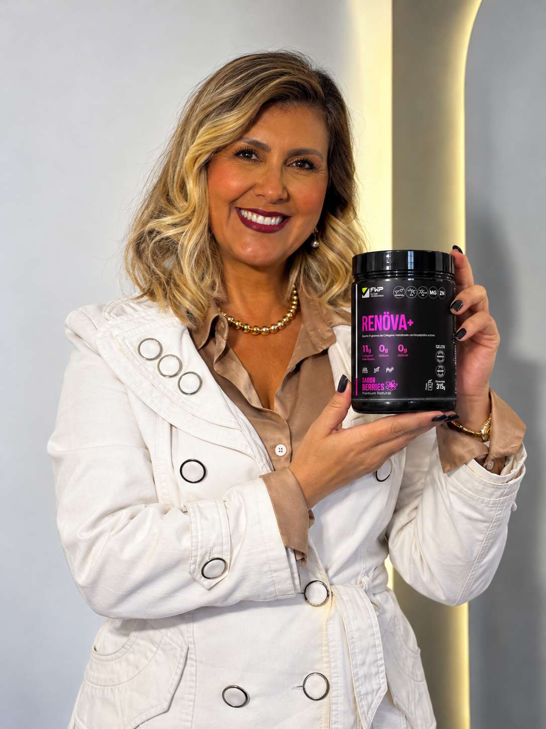 Lina sosteniendo un envase de colágeno Renova